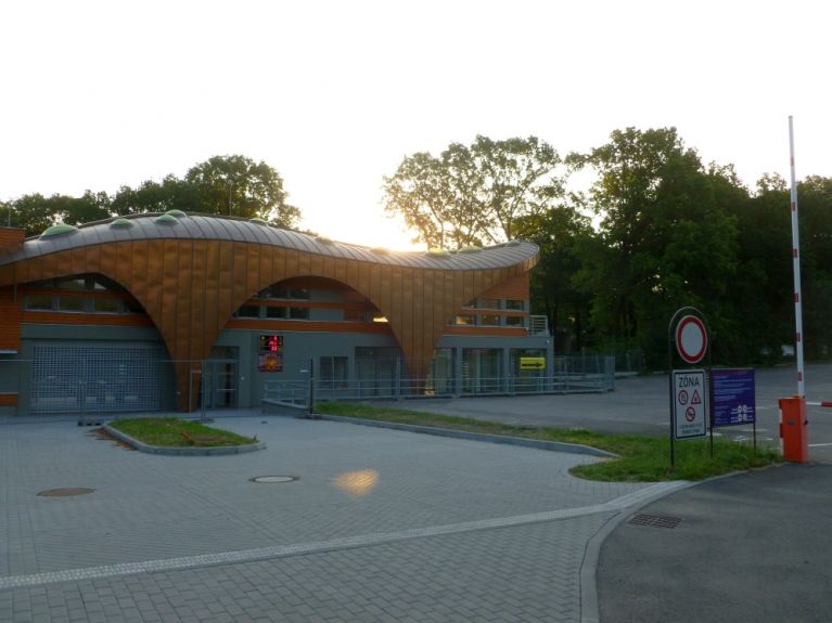 Administrativní budova, vstup a parkoviště pro návštěvníky ZOO